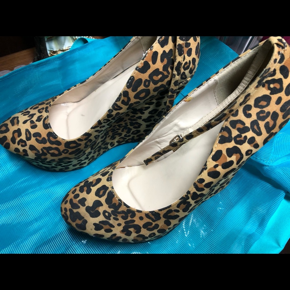 Cheetah print wedge with anklet, size 9.